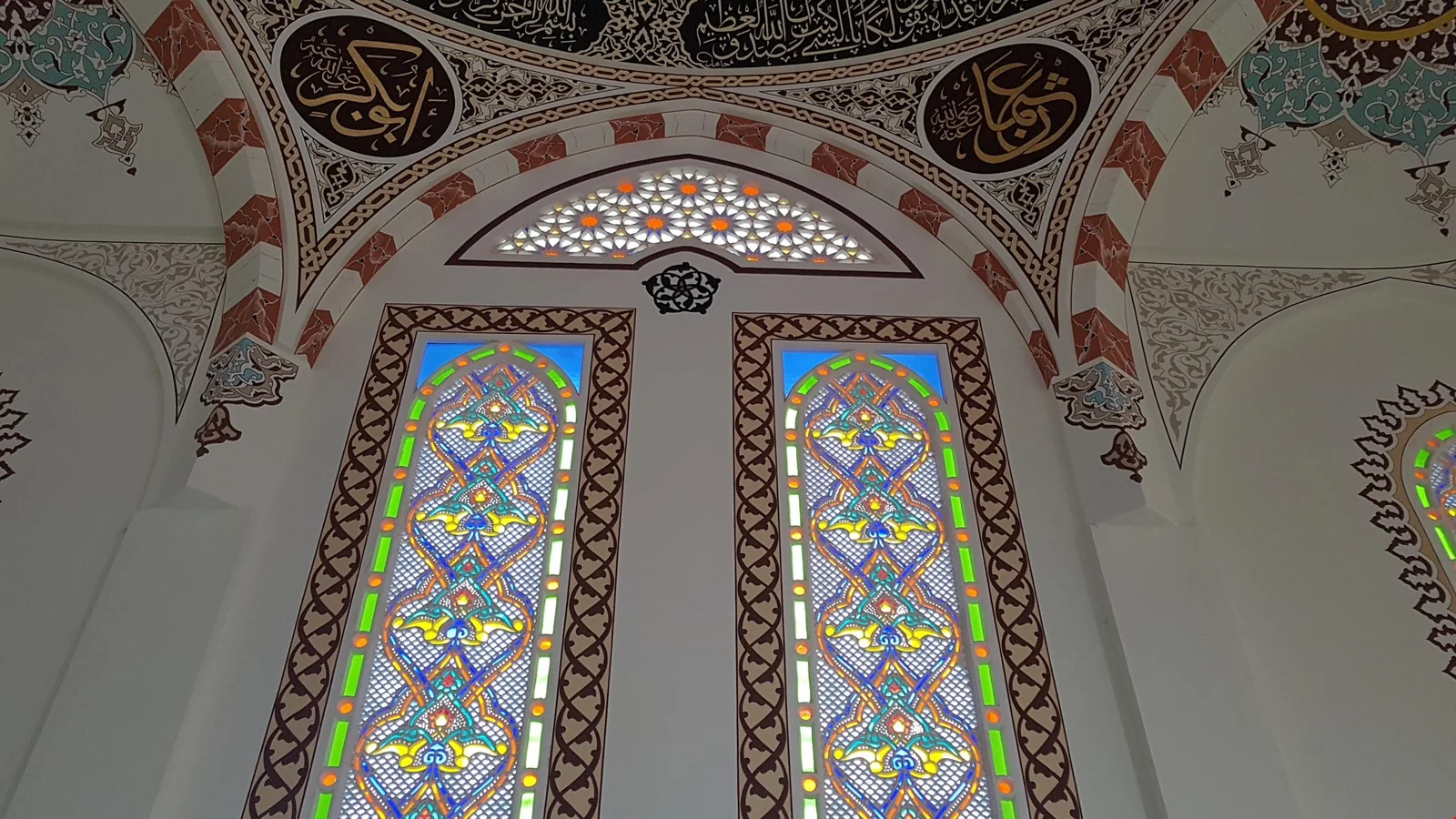 Camilerde Neden Renkli Pencere Kullanılır
